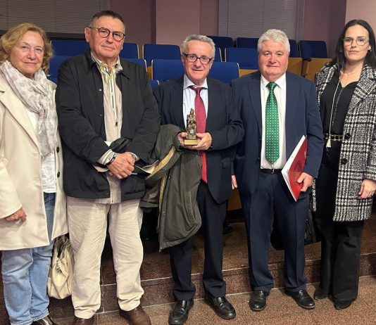 Imagen del premiado con miembros de la Junta Directiva de la PVRM | Plataforma del Voluntariado Region de Murcia