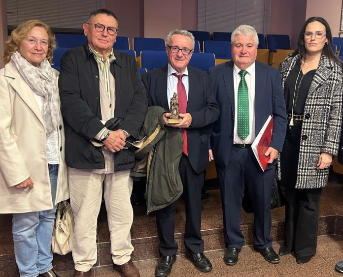 Imagen del premiado con miembros de la Junta Directiva de la PVRM | Plataforma del Voluntariado Region de Murcia Imagen del premiado con miembros de la Junta Directiva de la PVRM | Plataforma del Voluntariado Region de Murcia