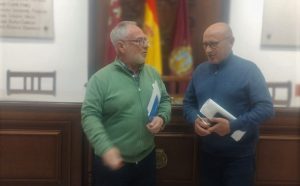 El que fuera director de la Banda Municipal, Antonio Manzanera, junto al concejal de IU, Pedro Sosa | IU-Verdes