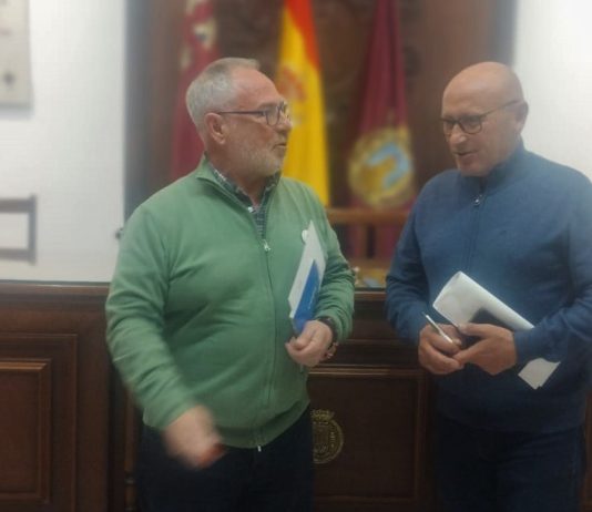 El ayuntamiento de Lorca sacrifica 70 de las 90 actuaciones musicales anuales que realizaba la Banda Municipal de Música El que fuera director de la Banda Municipal, Antonio Manzanera, junto al concejal de IU, Pedro Sosa | IU-Verdes