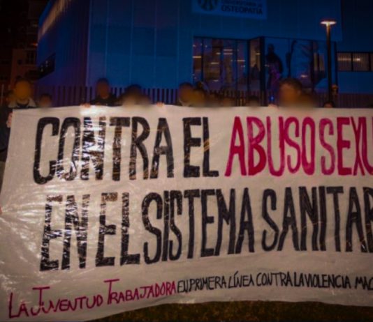 Una veintena de jóvenes se concentran ante el IMED Virgen de la Fuensanta en Murcia tras destaparse que el hospital donde fue violada una paciente anestesiada operaba sin licencia y que podría haber más víctimas Jóvenes concentradas el viernes por la tarde frente al hospital privado IMED Virgen de la Fuensanta, en Murcia | Captura de pantalla de IG (AJT)