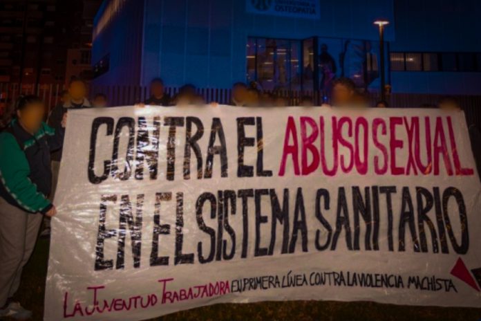 Jóvenes concentradas el viernes por la tarde frente al hospital privado IMED Virgen de la Fuensanta, en Murcia | Captura de pantalla de IG (AJT)