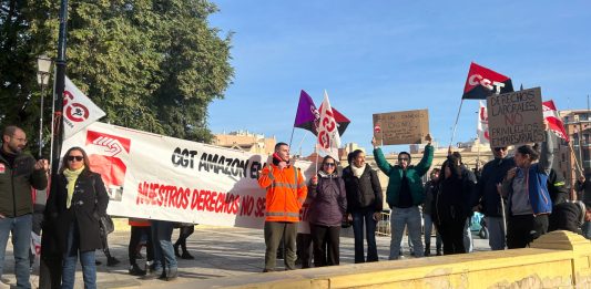 Trabajadores y trabajadoras de Amazon RMU1 se concentran frente a la OMAL en Murcia | Dominic D. Skerrett