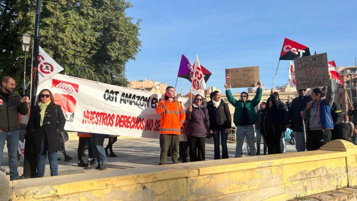 Trabajadores y trabajadoras de Amazon RMU1 se concentran frente a la OMAL en Murcia | Dominic D. Skerrett