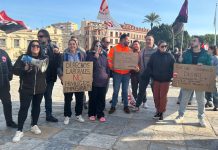 La huelga en Amazon RMU1 arranca mejoras salariales y sociales tras años de congelación del convenio Un grupo de trabajadoras y trabajadores de Amazon RMU1 posando esta mañana frente a la sede de la OMAL en Murcia | Dominic D. Skerrett