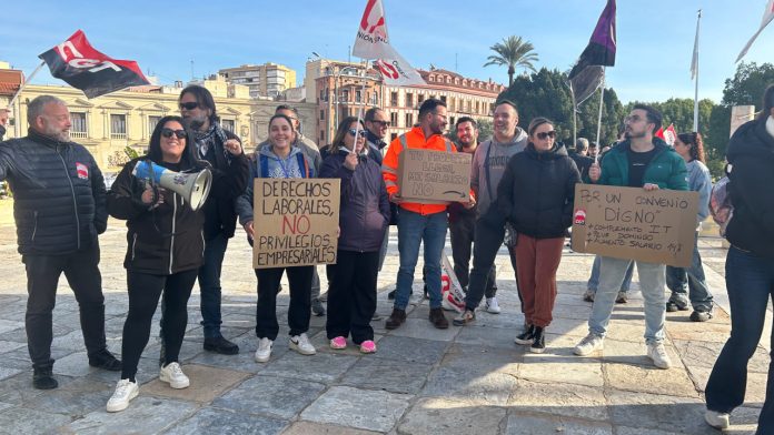 Un grupo de trabajadoras y trabajadores de Amazon RMU1 posando esta mañana frente a la sede de la OMAL en Murcia | Dominic D. Skerrett