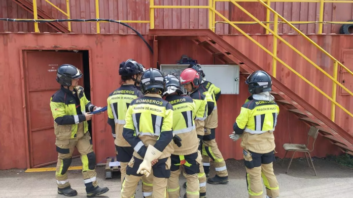 Bomberos del Consorcio de Extinción de Incendios y Salvamento de la Región, durante un curso. / Bomberos CEIS