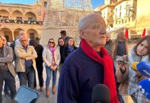 Águilas debate retirar el título de Hijo Predilecto a Pedro Costa Morata: un Premio Nacional de Medioambiente frente a la ultraderecha local El histórico Pedro Costa Morata, arropado por organizaciones ecologistas, vecinales y políticas, durante la rueda de prensa celebrada el pasado 2 de diciembre en Lorca | Dominic D. Skerrett