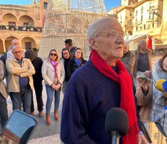 Águilas debate retirar el título de Hijo Predilecto a Pedro Costa Morata: un Premio Nacional de Medioambiente frente a la ultraderecha local El histórico Pedro Costa Morata, arropado por organizaciones ecologistas, vecinales y políticas, durante la rueda de prensa celebrada el pasado 2 de diciembre en Lorca | Dominic D. Skerrett