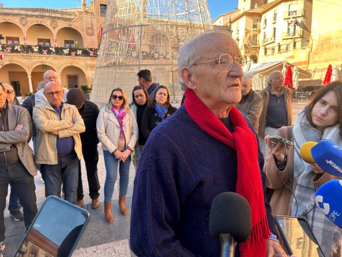 El histórico Pedro Costa Morata, arropado por organizaciones ecologistas, vecinales y políticas, durante la rueda de prensa celebrada el pasado 2 de diciembre en Lorca | Dominic D. Skerrett El histórico Pedro Costa Morata, arropado por organizaciones ecologistas, vecinales y políticas, durante la rueda de prensa celebrada el pasado 2 de diciembre en Lorca | Dominic D. Skerrett