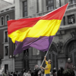 El PCE llama a abrir un proceso constituyente para una nueva Constitución republicana, democrática y popular Un hombre ondea una bandera republicana en una manifestación | El Viejo Topo