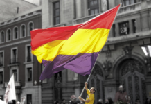 El PCE llama a abrir un proceso constituyente para una nueva Constitución republicana, democrática y popular Un hombre ondea una bandera republicana en una manifestación | El Viejo Topo