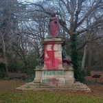 Pintan de rojo la estatua de la reina Victoria en Sheffield en apoyo a presos en huelga de hambre por Palestina en Reino Unido La estatua de la reina Victoria en Sheffield cubierta de pintura roja