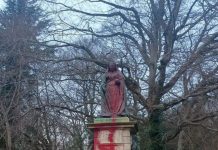 Pintan de rojo la estatua de la reina Victoria en Sheffield en apoyo a presos en huelga de hambre por Palestina en Reino Unido La estatua de la reina Victoria en Sheffield cubierta de pintura roja