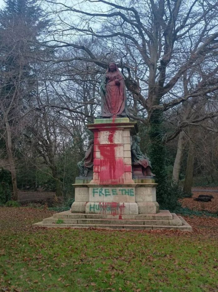 La estatua de la reina Victoria en Sheffield cubierta de pintura roja La estatua de la reina Victoria en Sheffield cubierta de pintura roja