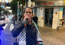 Marcha por Palestina recorre el centro de Murcia para que “la impotencia no lleve al olvido” Manifestantes recorriendo la Calle Correos de la capital del Segura | Dominic D. Skerrett