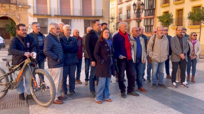 El histórico Pedro Costa Morata, arropado por organizaciones ecologistas, vecinales y políticas, tras la rueda de prensa celebrada esta mañana en Lorca | Dominic D. Skerrett