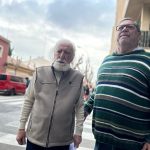 El desahucio de Patxi, vecino de Murcia de 78 años en situación vulnerable, se aplaza solo una semana: “La inhumanidad que hemos visto hoy es insoportable” Patxi, el vecino de 78 años del barrio murciano de Vistabella al que quieren echar de la casa en la que vive desde el año 2000, este viernes por la mañana. | Dominic D. Skerrett