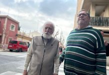 El desahucio de Patxi, vecino de Murcia de 78 años en situación vulnerable, se aplaza solo una semana: “La inhumanidad que hemos visto hoy es insoportable” Patxi, el vecino de 78 años del barrio murciano de Vistabella al que quieren echar de la casa en la que vive desde el año 2000, este viernes por la mañana. | Dominic D. Skerrett