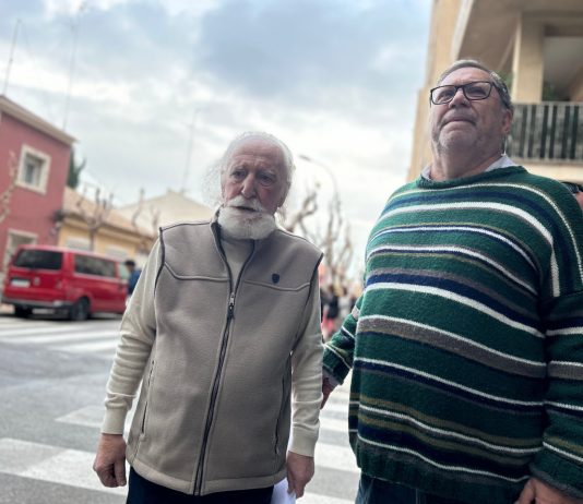 El desahucio de Patxi, vecino de Murcia de 78 años en situación vulnerable, se aplaza solo una semana: “La inhumanidad que hemos visto hoy es insoportable” Patxi, el vecino de 78 años del barrio murciano de Vistabella al que quieren echar de la casa en la que vive desde el año 2000, este viernes por la mañana. | Dominic D. Skerrett