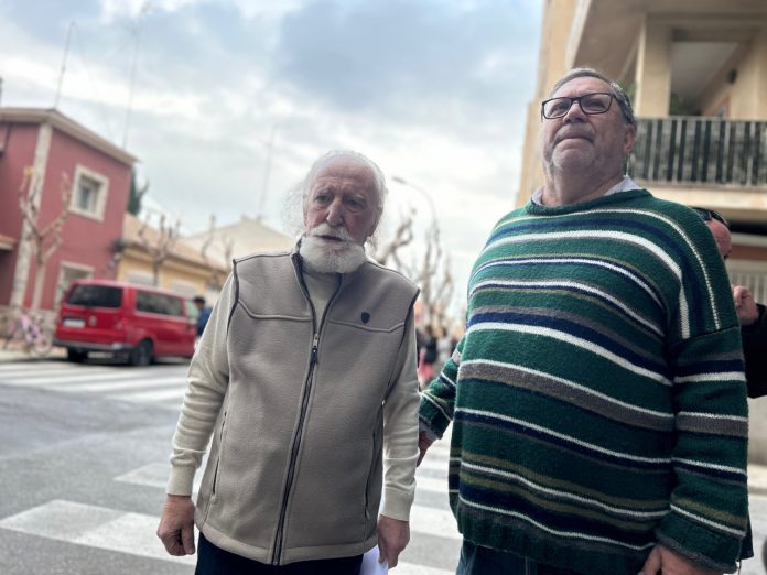 El desahucio de Patxi, vecino de Murcia de 78 años en situación vulnerable, se aplaza solo una semana: “La inhumanidad que hemos visto hoy es insoportable” Patxi, el vecino de 78 años del barrio murciano de Vistabella al que quieren echar de la casa en la que vive desde el año 2000, este viernes por la mañana. | Dominic D. Skerrett