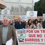 La Asamblea Regional de Murcia aprueba por unanimidad la Declaración Institucional propuesta por la Comisión en Defensa del Corredor Ferroviario Cartagena – Albacete Una instantánea de la concentración a las puertas de la Asamblea Regional | Consumur