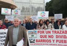 La Asamblea Regional de Murcia aprueba por unanimidad la Declaración Institucional propuesta por la Comisión en Defensa del Corredor Ferroviario Cartagena – Albacete Una instantánea de la concentración a las puertas de la Asamblea Regional | Consumur