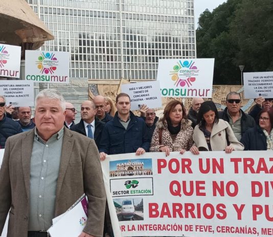 La Asamblea Regional de Murcia aprueba por unanimidad la Declaración Institucional propuesta por la Comisión en Defensa del Corredor Ferroviario Cartagena – Albacete Una instantánea de la concentración a las puertas de la Asamblea Regional | Consumur