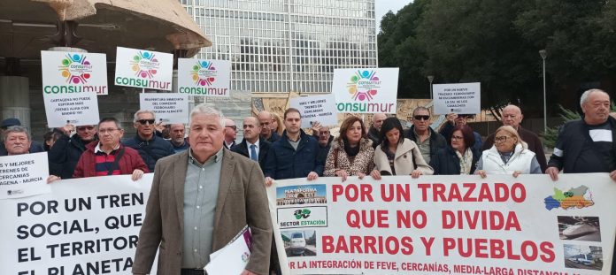 La Asamblea Regional de Murcia aprueba por unanimidad la Declaración Institucional propuesta por la Comisión en Defensa del Corredor Ferroviario Cartagena – Albacete Una instantánea de la concentración a las puertas de la Asamblea Regional | Consumur