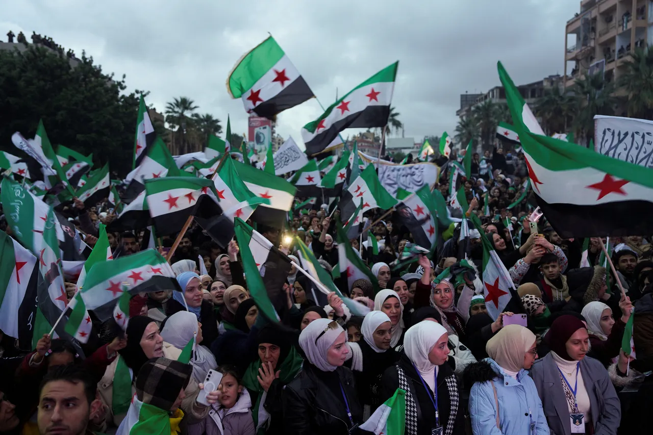 Sirios sostienen banderas mientras se reúnen para conmemorar el primer aniversario de la caída de Bashar Al-Assad. / Reuters