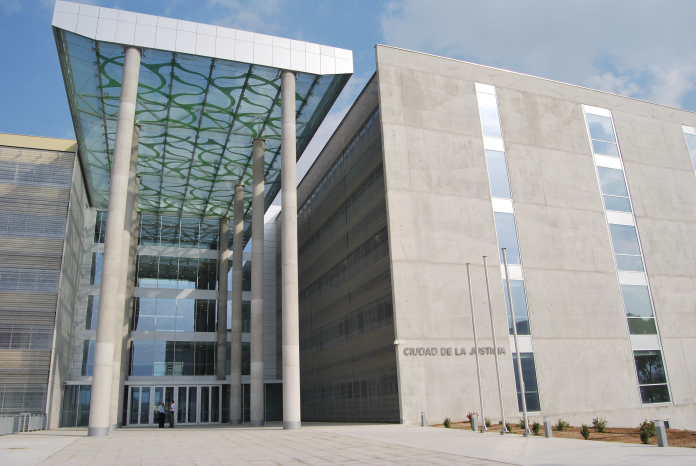 imagen de archivo de la fachada principal de la ciudad de la justicia en Murcia