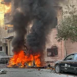 Siria 2026, el callejón sin salida de la paz para la población civil: La integración bloqueada por las FDS y el peligro de un nuevo conflicto armado Un automóvil arde durante enfrentamientos entre combatientes kurdos y fuerzas del gobierno sirio en una zona en disputa de la ciudad norteña de Alepo, Siria, el miércoles 7 de enero de 2026. (Foto AP/Omar Albam)