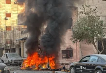 Siria 2026, el callejón sin salida de la paz para la población civil: La integración bloqueada por las FDS y el peligro de un nuevo conflicto armado Un automóvil arde durante enfrentamientos entre combatientes kurdos y fuerzas del gobierno sirio en una zona en disputa de la ciudad norteña de Alepo, Siria, el miércoles 7 de enero de 2026. (Foto AP/Omar Albam)