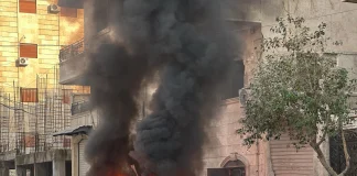 Un automóvil arde durante enfrentamientos entre combatientes kurdos y fuerzas del gobierno sirio en una zona en disputa de la ciudad norteña de Alepo, Siria, el miércoles 7 de enero de 2026. (Foto AP/Omar Albam)
