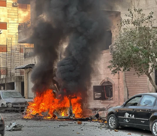 Siria 2026, el callejón sin salida de la paz para la población civil: La integración bloqueada por las FDS y el peligro de un nuevo conflicto armado Un automóvil arde durante enfrentamientos entre combatientes kurdos y fuerzas del gobierno sirio en una zona en disputa de la ciudad norteña de Alepo, Siria, el miércoles 7 de enero de 2026. (Foto AP/Omar Albam)