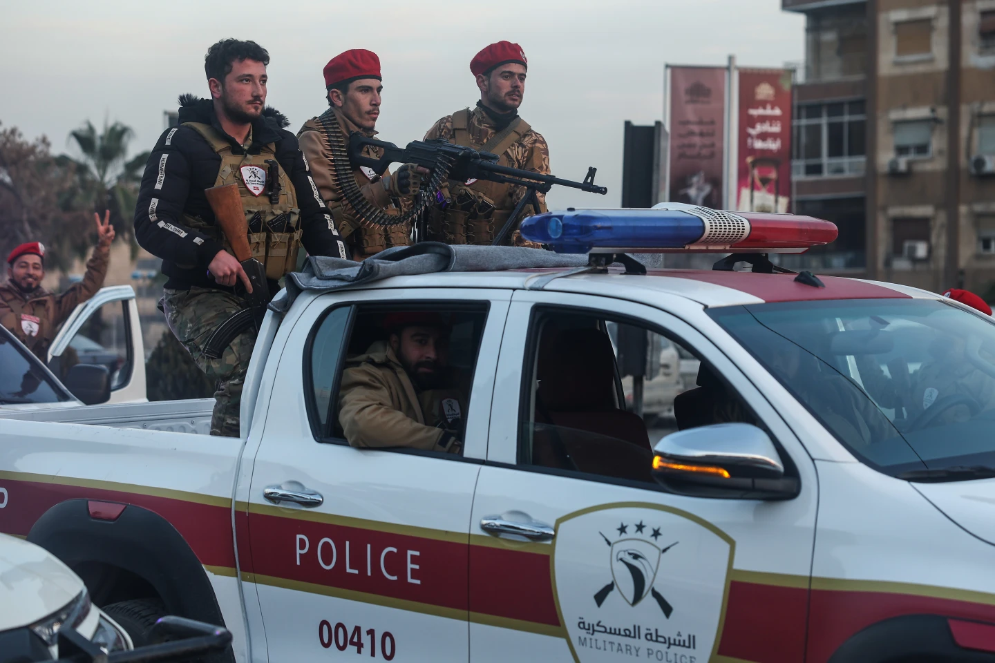 Soldados del gobierno sirio viajan en un vehículo durante enfrentamientos con combatientes kurdos en una zona en disputa de la ciudad norteña de Alepo, Siria, el miércoles 7 de enero de 2026. (Foto AP/Ghaith Alsayed)