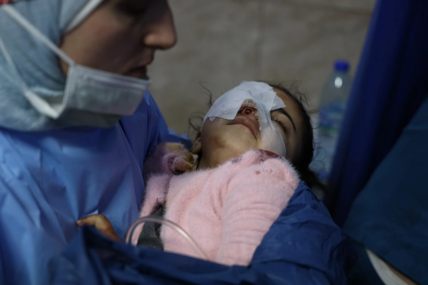 Una enfermera lleva a Fatima al-Zahra Abu Sheikh, de 4 años, una niña siria que resultó herida en enfrentamientos que estallaron entre las fuerzas del gobierno sirio y combatientes kurdos en una zona en disputa de la ciudad norteña de Alepo, Siria, el martes 6 de enero. 2026. (Foto AP/Omar Albam)