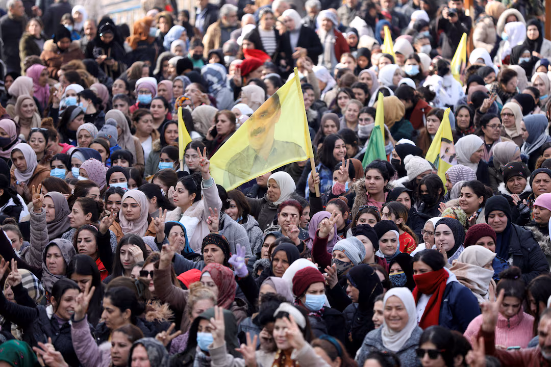 Los kurdos sirios asisten a una protesta en solidaridad con la gente de los barrios de Sheikh Maqsoud y Ashrafieh en Alepo, en Hasakah, Siria, el 7 de enero de 2026. REUTERS/Orhan Qereman