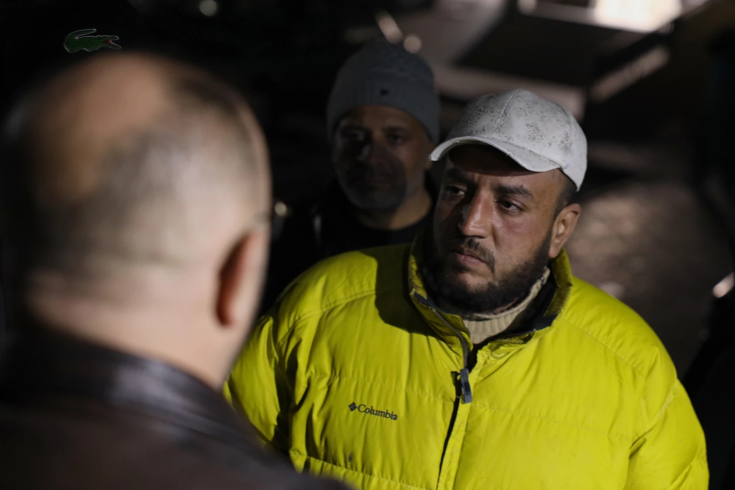 Ahmad Abu Sheikh, a la derecha, espera afuera de un hospital donde su hija, Fátima al-Zahra, de 4 años, está recibiendo tratamiento después de haber sido herida cuando estallaron enfrentamientos entre las fuerzas del gobierno sirio y combatientes kurdos en una zona en disputa de la ciudad norteña de Alepo. Siria, martes 6 de enero de 2026. (Foto AP/Omar Albam)