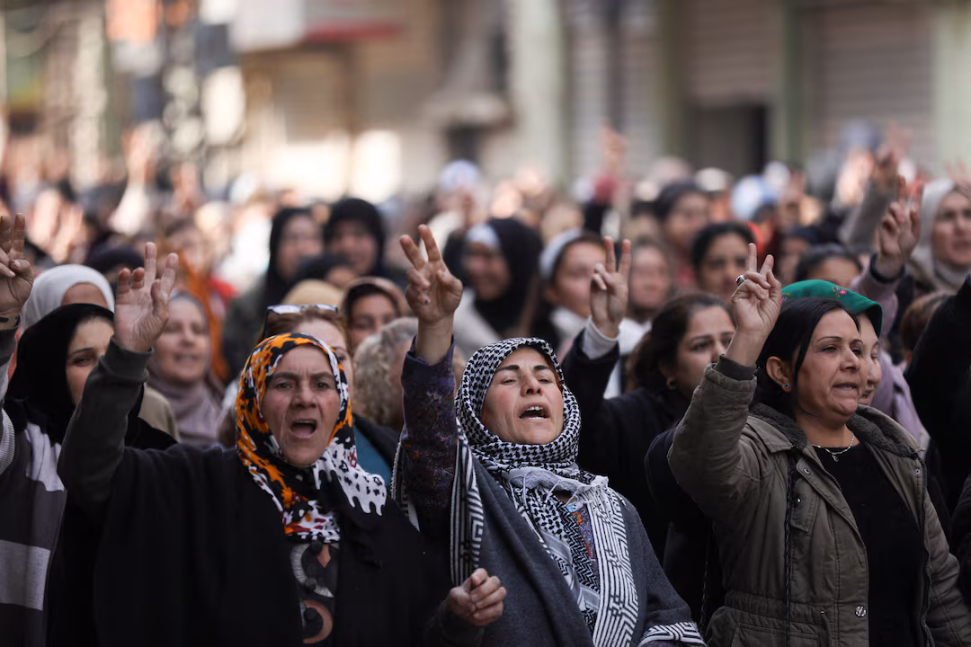 [5/5] Los kurdos sirios asisten a una protesta en solidaridad con la gente de los barrios de Sheikh Maqsoud y Ashrafieh en Alepo, en Hasakah, Siria, el 7 de enero de 2026. REUTERS/Orhan Qereman