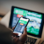 CONSUMUR inicia un ciclo de charlas para prevenir la adicción al juego online en adolescentes Persona usando una aplicación móvil para apuestas en vivo y juegos de azar en línea | Getty / iStockphoto