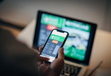 CONSUMUR inicia un ciclo de charlas para prevenir la adicción al juego online en adolescentes Persona usando una aplicación móvil para apuestas en vivo y juegos de azar en línea | Getty / iStockphoto