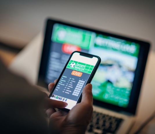 CONSUMUR inicia un ciclo de charlas para prevenir la adicción al juego online en adolescentes Persona usando una aplicación móvil para apuestas en vivo y juegos de azar en línea | Getty / iStockphoto