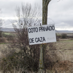 El domingo 1 de febrero más de 70 ciudades del Estado saldrán a la calle para exigir el fin de la caza y denunciar las subvenciones públicas a la oligarquía cinegética En Castilla-La Mancha, el 87% del territorio está destinado a cotos privados de caza, un reflejo de cómo grandes extensiones de tierra pública y privada se dedican a la explotación cinegética mientras millones de animales sufren maltrato y abandono