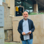 La Consejería de Educación pone en jaque a los institutos de la pública con retrasos sistemáticos en los pagos en la Región de Murcia El diputado regional de IU-Verdes, Jose Luis álvarez-Castellanos, a las puertas de la Consejería de Educación | Dominic D. Skerrett
