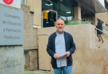 La Consejería de Educación pone en jaque a los institutos de la pública con retrasos sistemáticos en los pagos en la Región de Murcia El diputado regional de IU-Verdes, Jose Luis álvarez-Castellanos, a las puertas de la Consejería de Educación | Dominic D. Skerrett