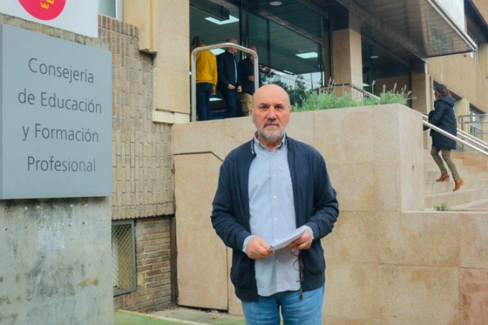 El diputado regional de IU-Verdes, Jose Luis álvarez-Castellanos, a las puertas de la Consejería de Educación | Dominic D. Skerrett El diputado regional de IU-Verdes, Jose Luis álvarez-Castellanos, a las puertas de la Consejería de Educación | Dominic D. Skerrett