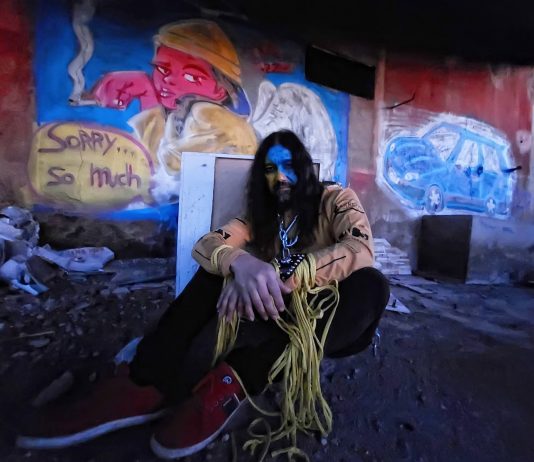 Músicos, actores y activistas acompañarán a Ángel Padilla en la presentación de su novela Humanzee en Fnac Valencia Ángel Padilla en casa estudio versos