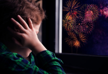 Denuncian la pasividad del concejal de Seguridad Ciudadana, Juan Miguel Bayonas, ante el uso descontrolado de pirotecnia en Lorca La pirotecnia afecta especialmente a los niños con condición del espectro autista, que tienen una hipersensibilidad a los sonidos en general | Shutterstock