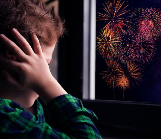 Denuncian la pasividad del concejal de Seguridad Ciudadana, Juan Miguel Bayonas, ante el uso descontrolado de pirotecnia en Lorca La pirotecnia afecta especialmente a los niños con condición del espectro autista, que tienen una hipersensibilidad a los sonidos en general | Shutterstock